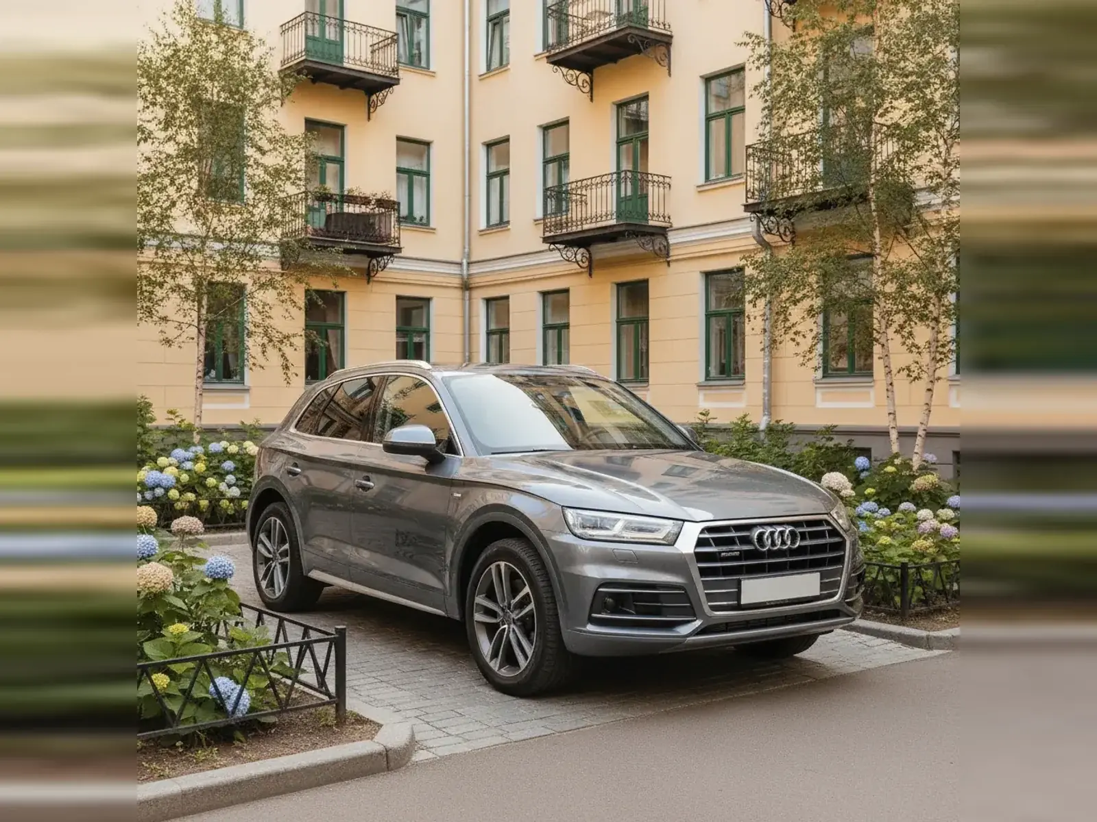 Автомобиль марки Audi во дворе жилого дома