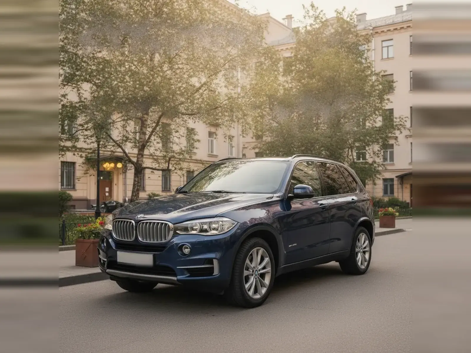 Автомобиль марки BMW во дворе жилого дома