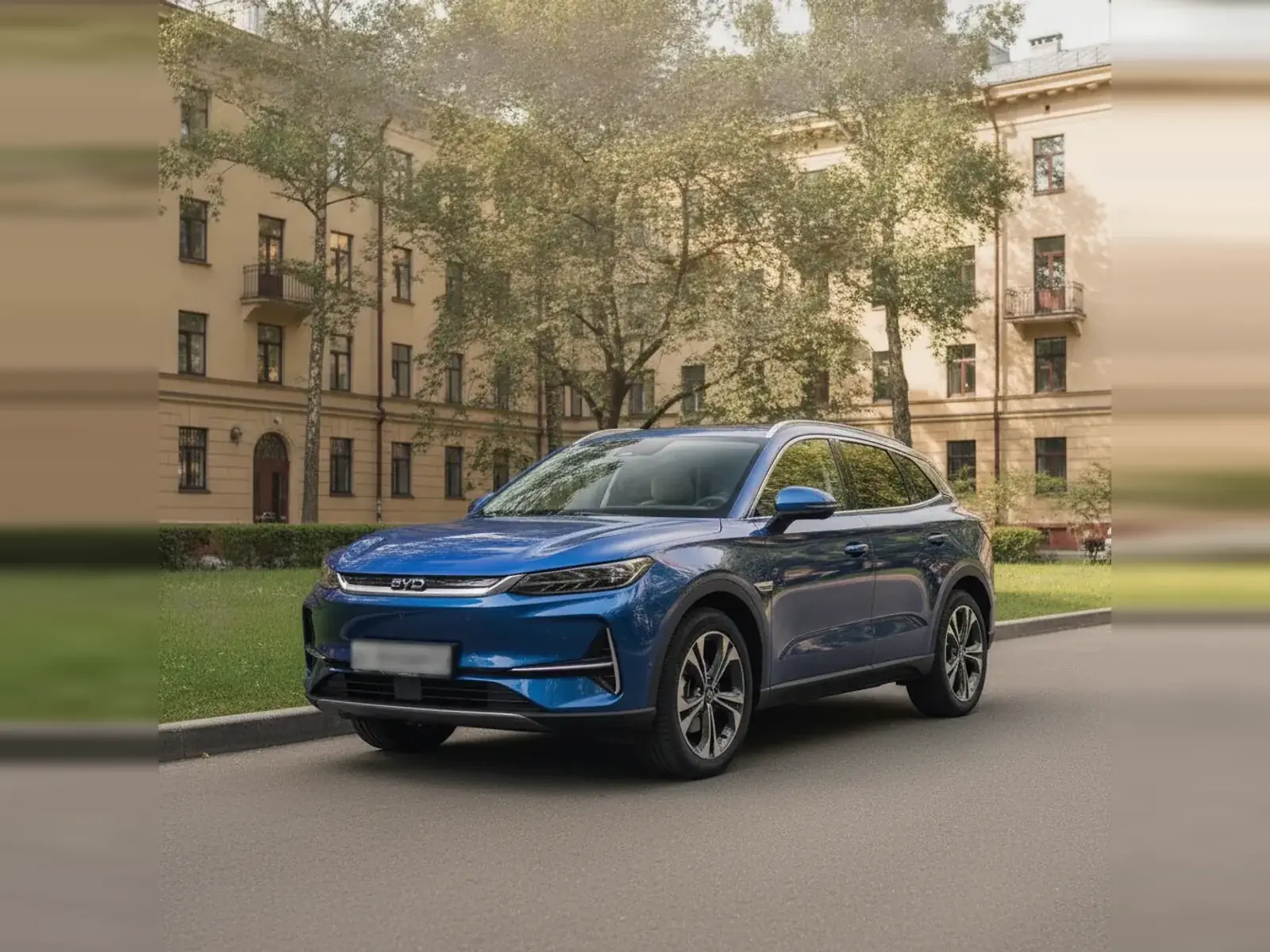 Автомобиль марки BYD во дворе жилого дома
