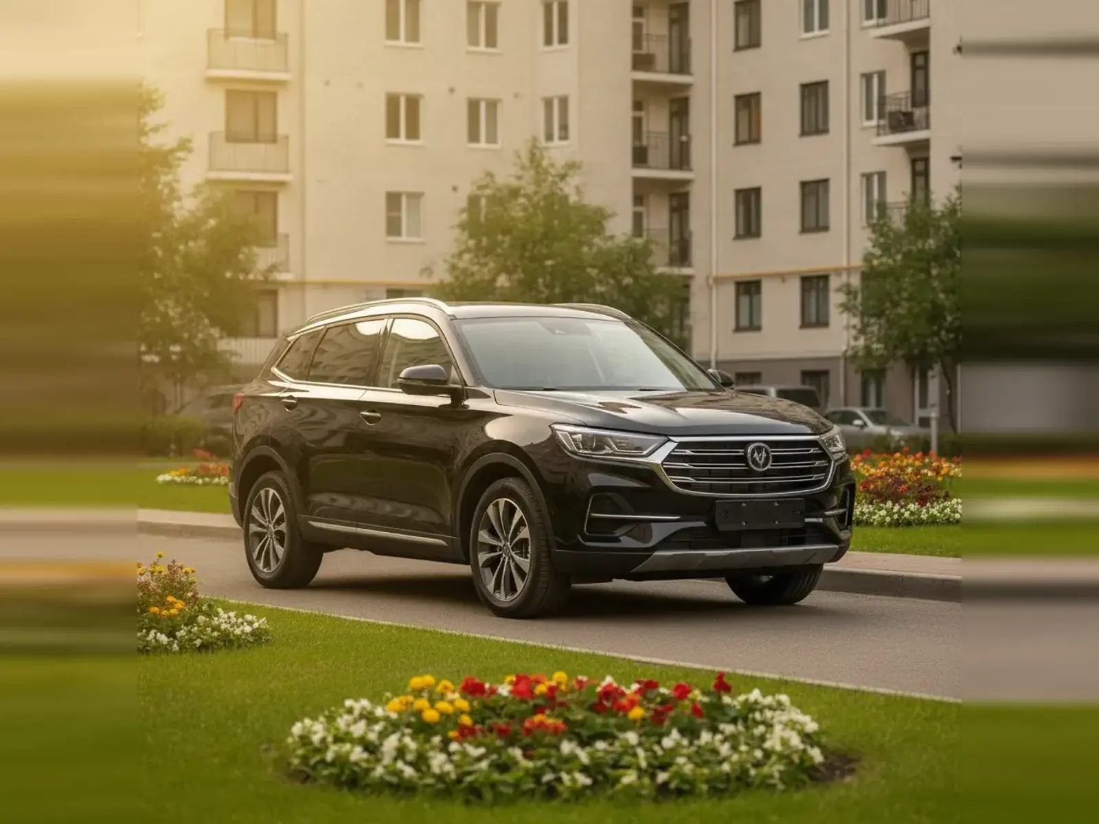 Автомобиль марки Changan во дворе жилого дома
