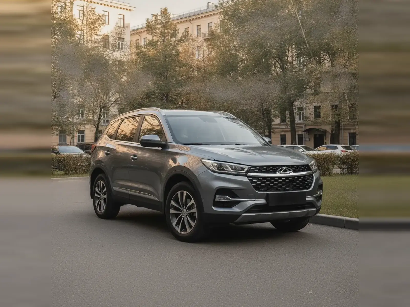 Автомобиль марки Chery во дворе жилого дома