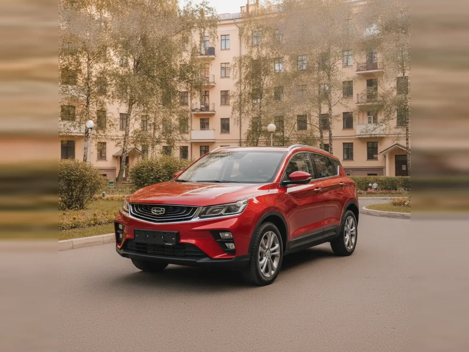 Автомобиль марки Geely во дворе жилого дома