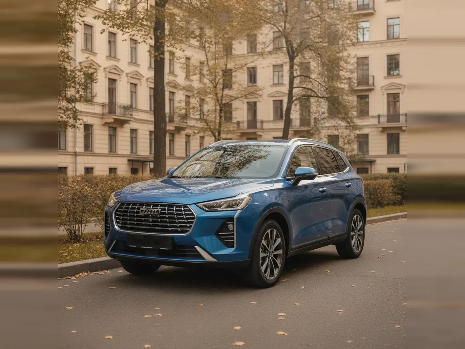 Автомобиль марки Haval во дворе жилого дома