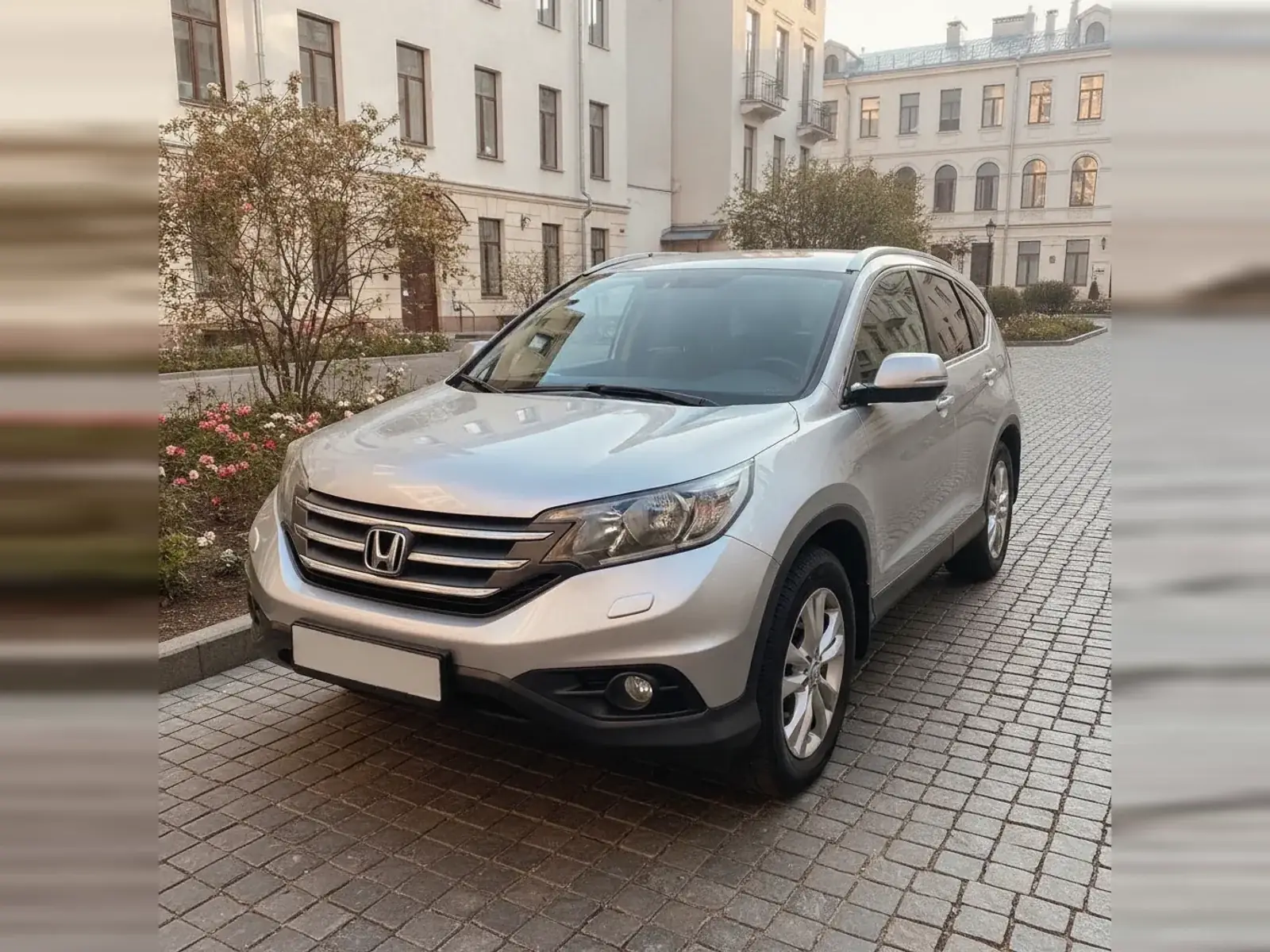 Автомобиль марки Honda во дворе жилого дома