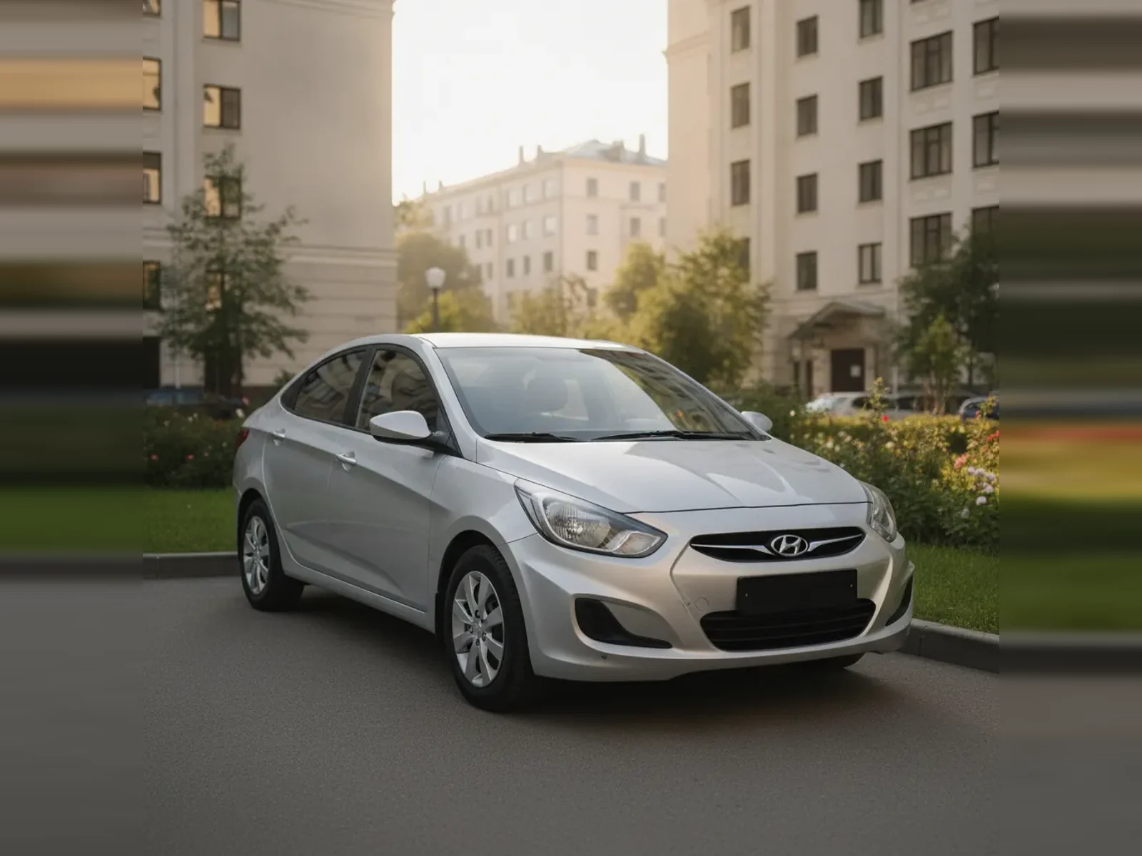Автомобиль марки Hyundai во дворе жилого дома