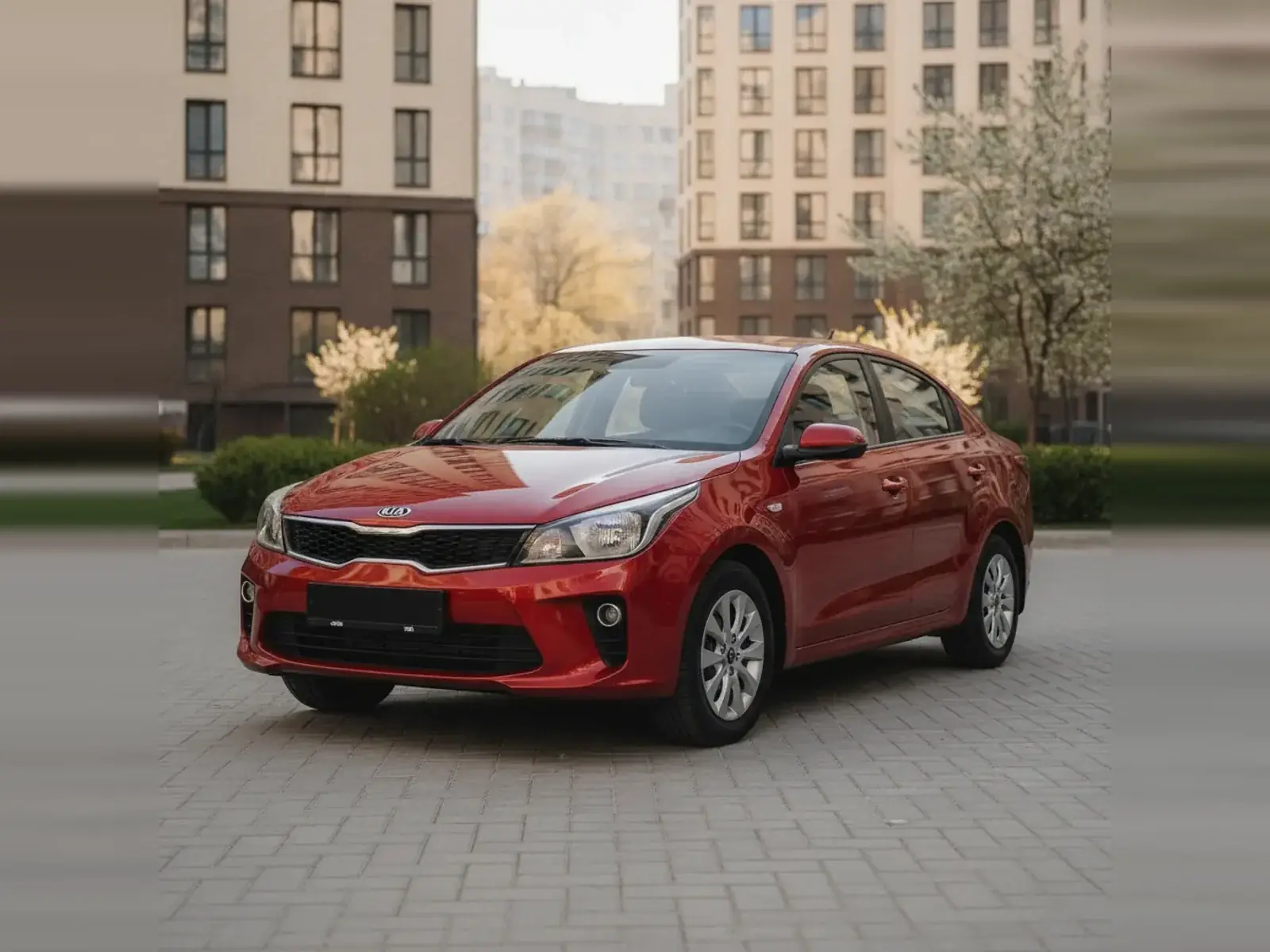 Автомобиль марки Kia во дворе жилого дома
