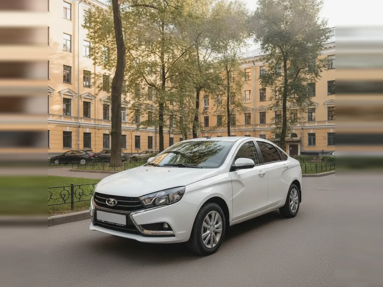 Автомобиль марки Lada (ВАЗ) во дворе жилого дома
