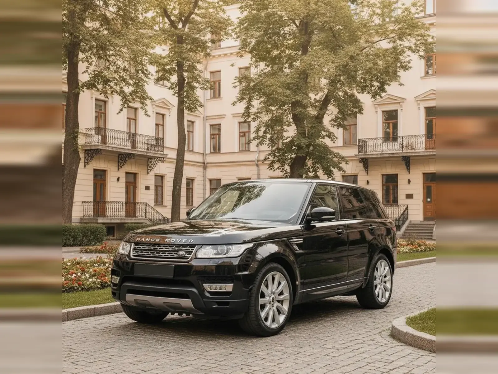 Автомобиль марки Land Rover во дворе жилого дома