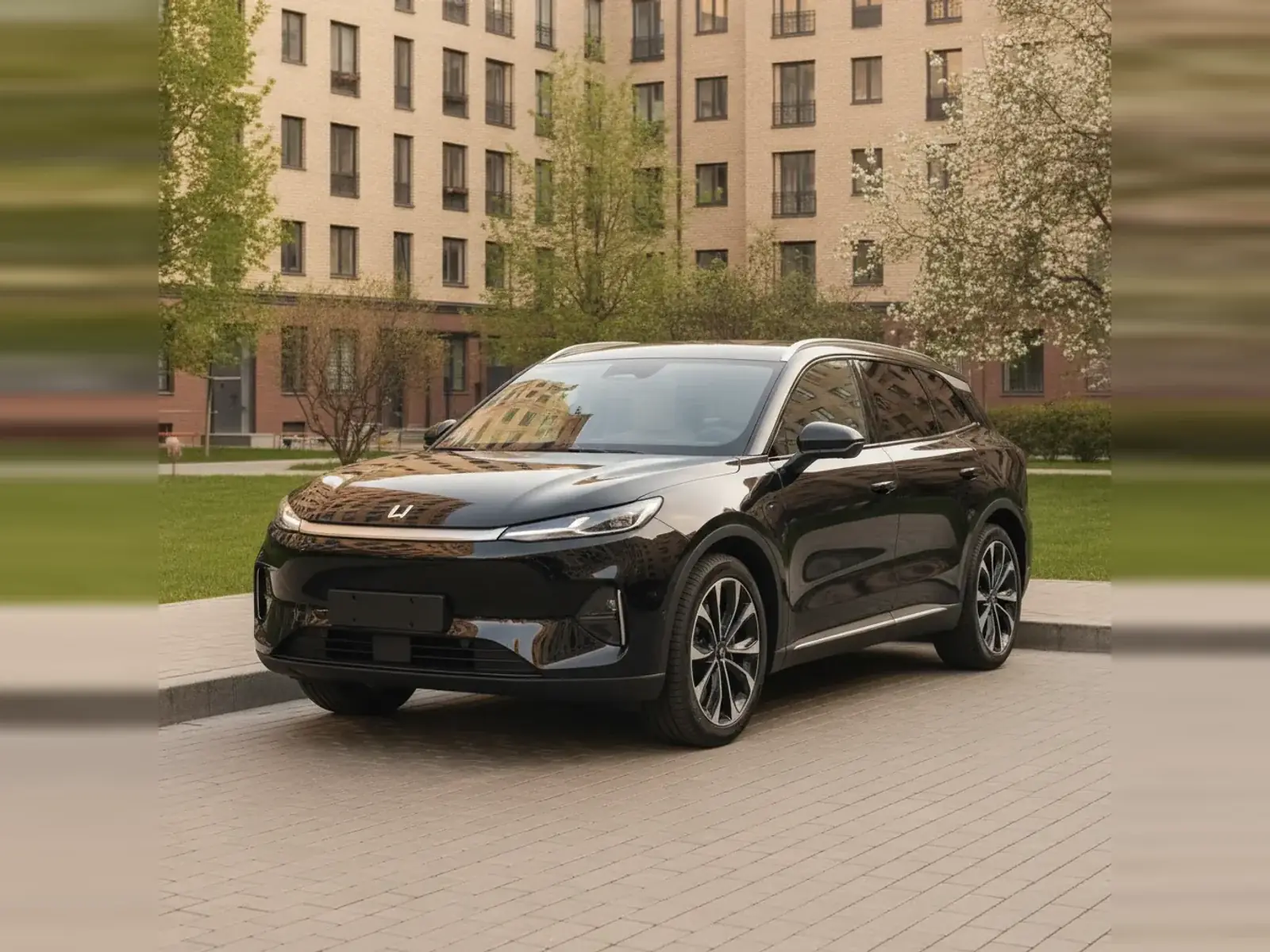Автомобиль марки Li Auto (Lixiang) во дворе жилого дома