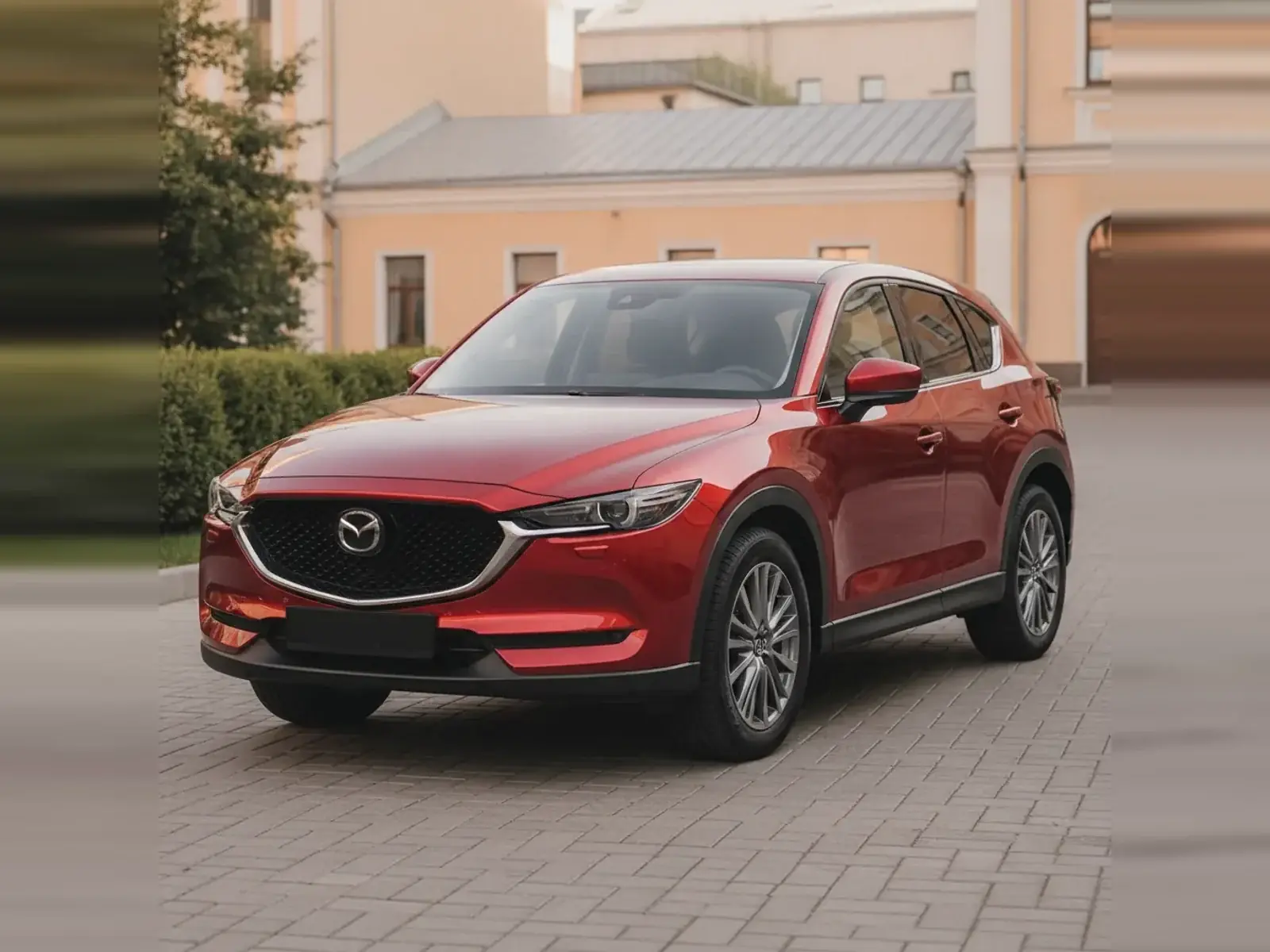 Автомобиль марки Mazda во дворе жилого дома