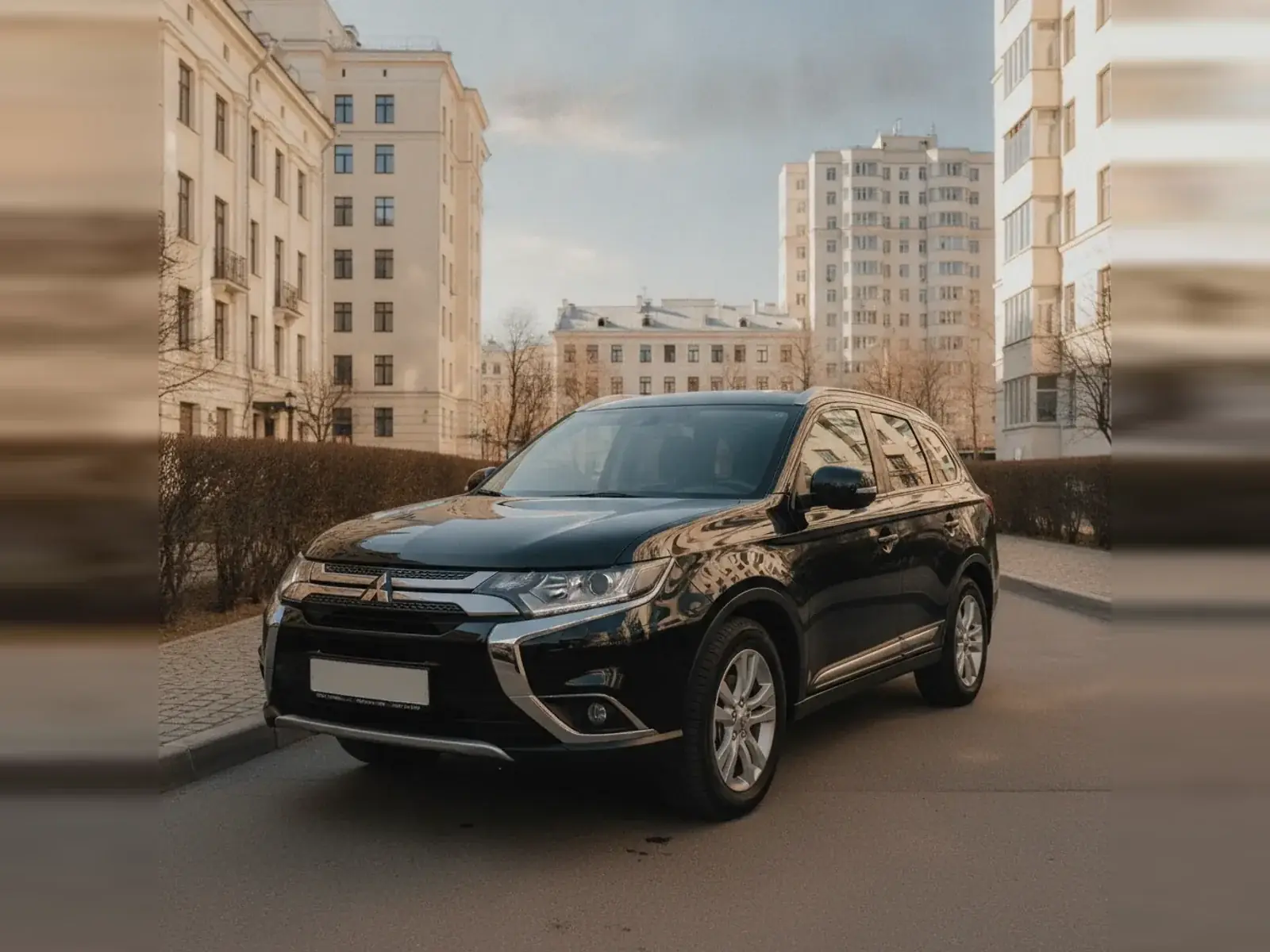 Автомобиль марки Mitsubishi во дворе жилого дома