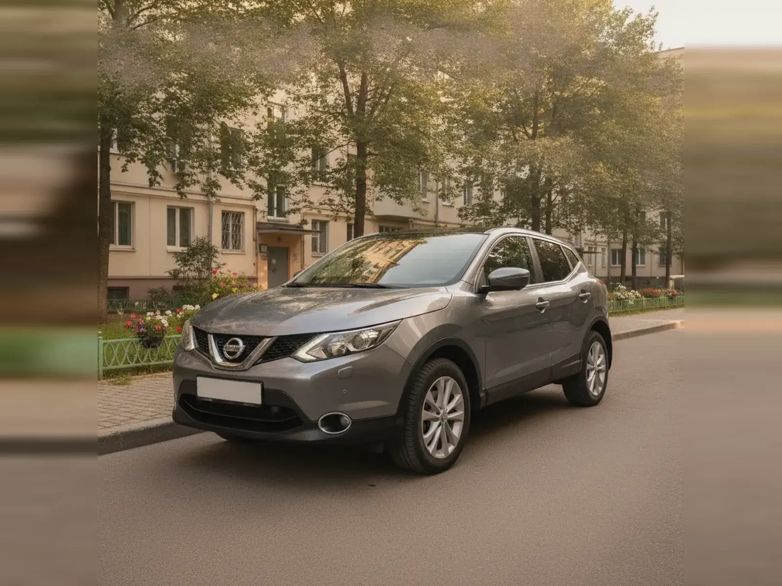 Автомобиль марки Nissan во дворе жилого дома