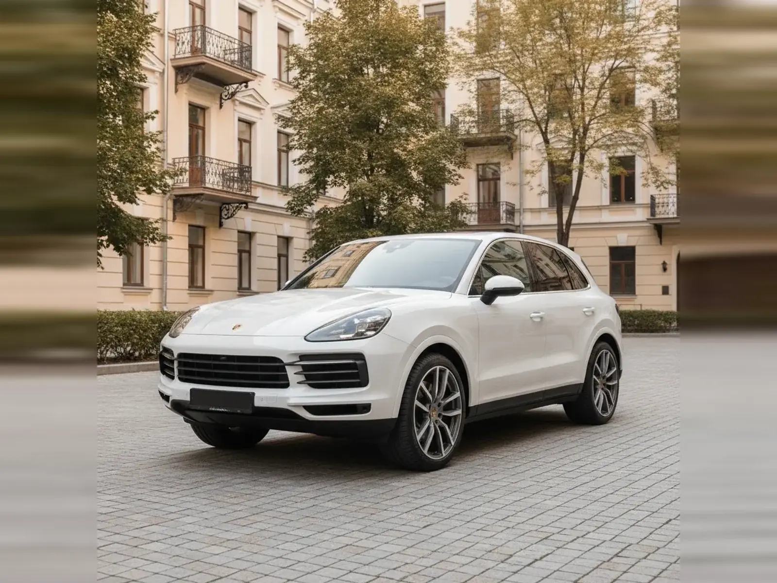 Автомобиль марки Porsche во дворе жилого дома