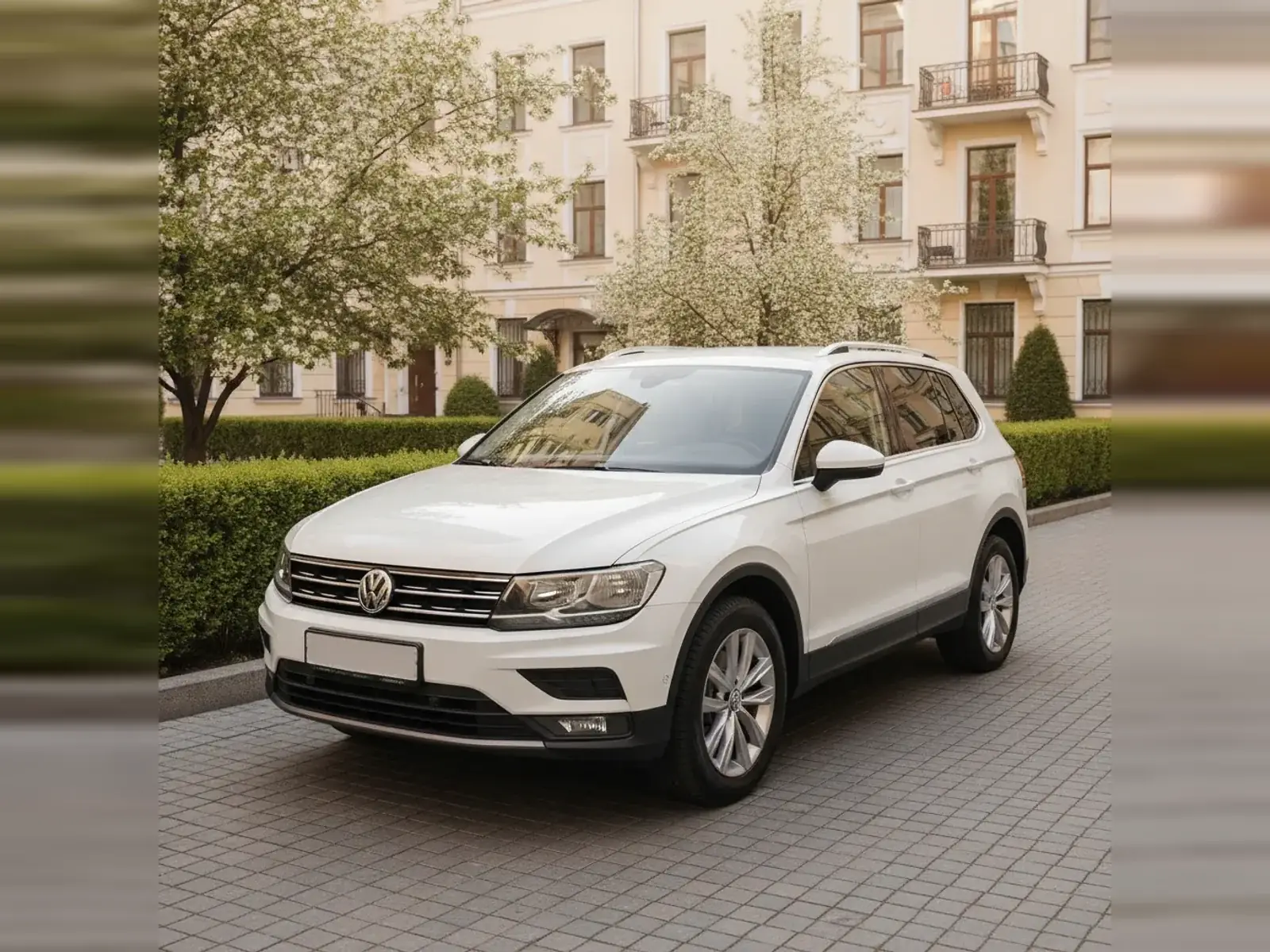 Автомобиль марки Volkswagen во дворе жилого дома