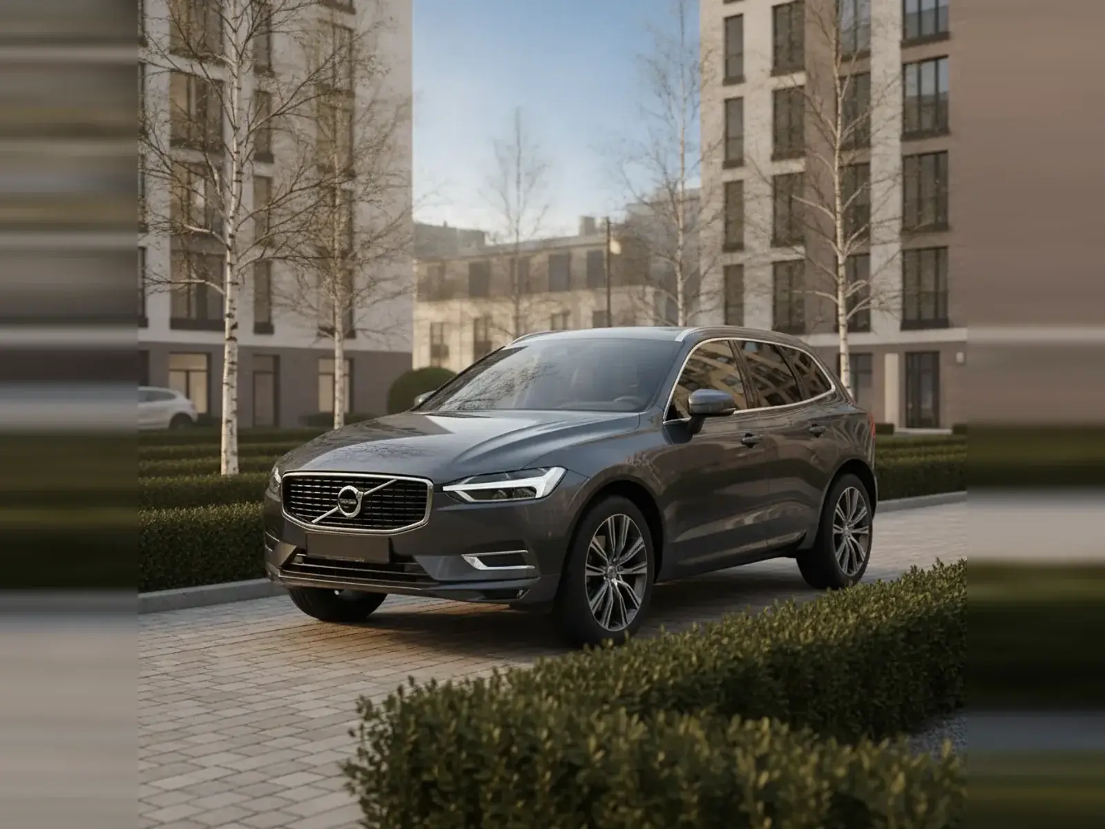 Автомобиль марки Volvo во дворе жилого дома