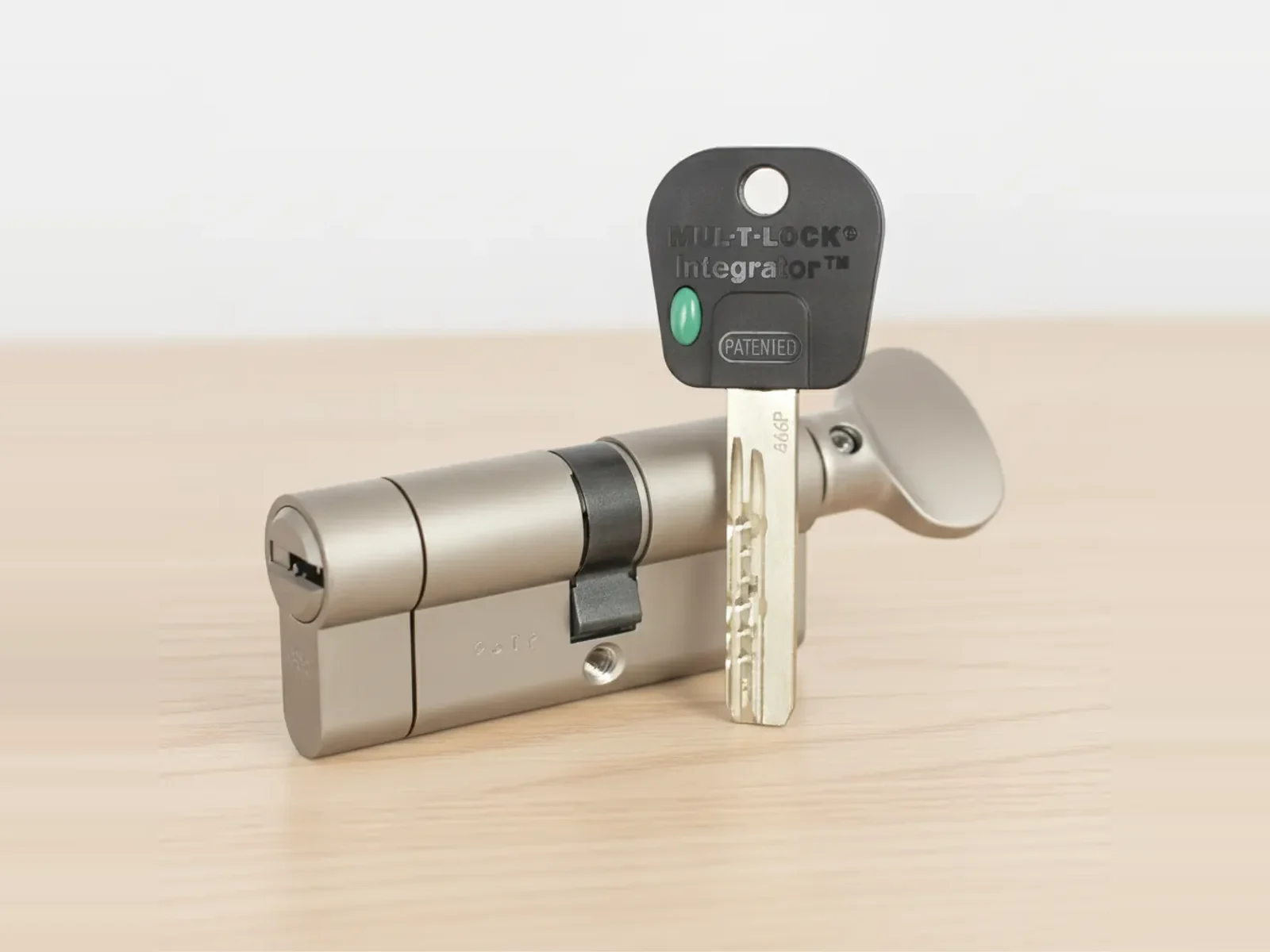 Дверной замок производителя Mul-T-Lock на рабочем столе